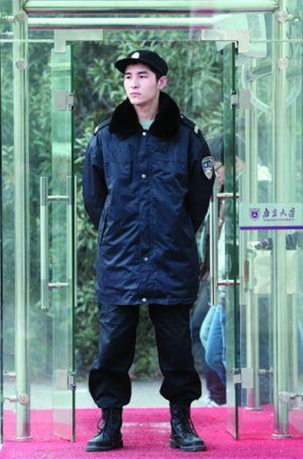 Chàng bảo vệ 9x gây bão vì quá giống minh tinh